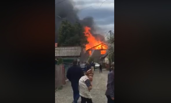 Нещодавно у місті Рахів на вулиці Воз’єднання пожежа знищила два будинки, у яких проживало три родини. 