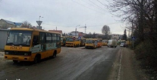 У Тернополі вранці у середу, 10 січня, більшість маршрутних автобусів не вийшли на рейси.