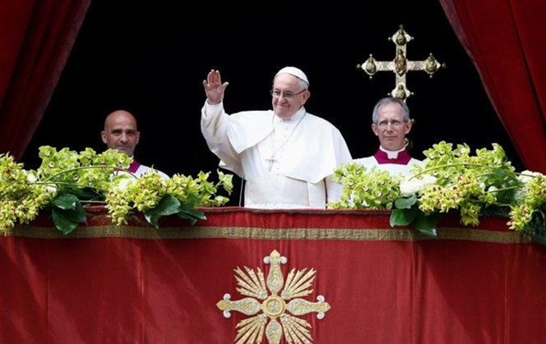 Папа римський Франциск в неділю, 1 квітня, на площі Святого Петра у Ватикані очолив урочисту пасхальну месу, на яку зібралися тисячі віруючих і туристів з усього світу.
