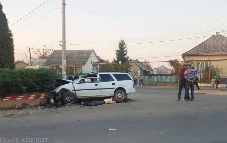 На Виноградівщині сталася смертельна ДТП: автомобіль врізався в бетонний обмежувач (ФОТО)