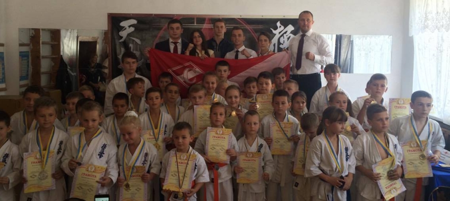 Традиционно в конце сентября в Мукачево на базе СОШ 13 состоялись соревнования по киокушинкай каратэ 