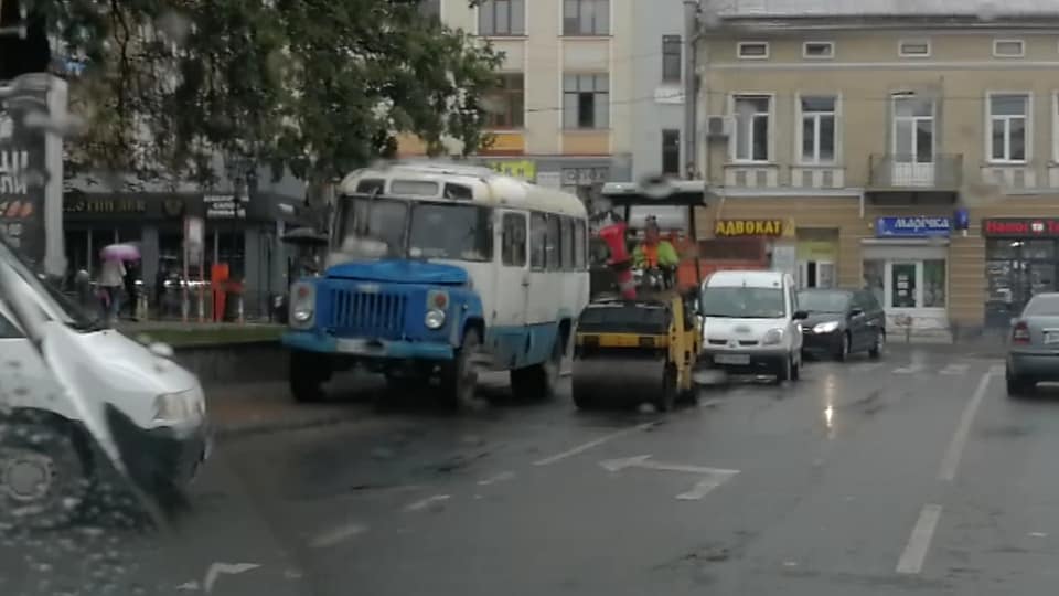  В Дрогобыче во время дождя ремонтируют дорогу.