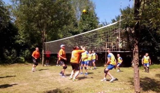 Минулої неділі у Дубовому пройшов Міжнародний турнір з волейболу, присвячений ювілею знаного волейболіста, тренера, викладача Віктора Шевері.
