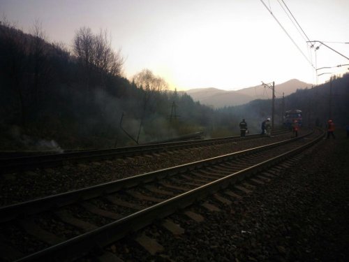 У неділю, 2 квітня, близько 18:00 через пожежу зупинився рух на залізничній колії в Львівській області.