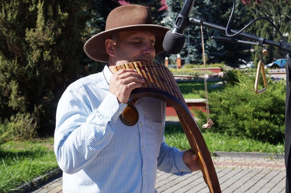 Снова, уже в третий раз за последний год, в город приехал путешественник уличный музыкант Виталий Волошин из Ужгорода.