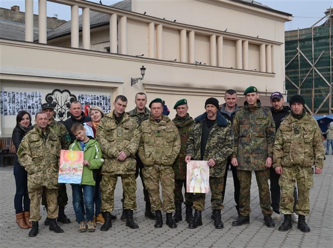 Закарпатські військові зустрілися з дітьми, які передавали на передову малюнки та листи