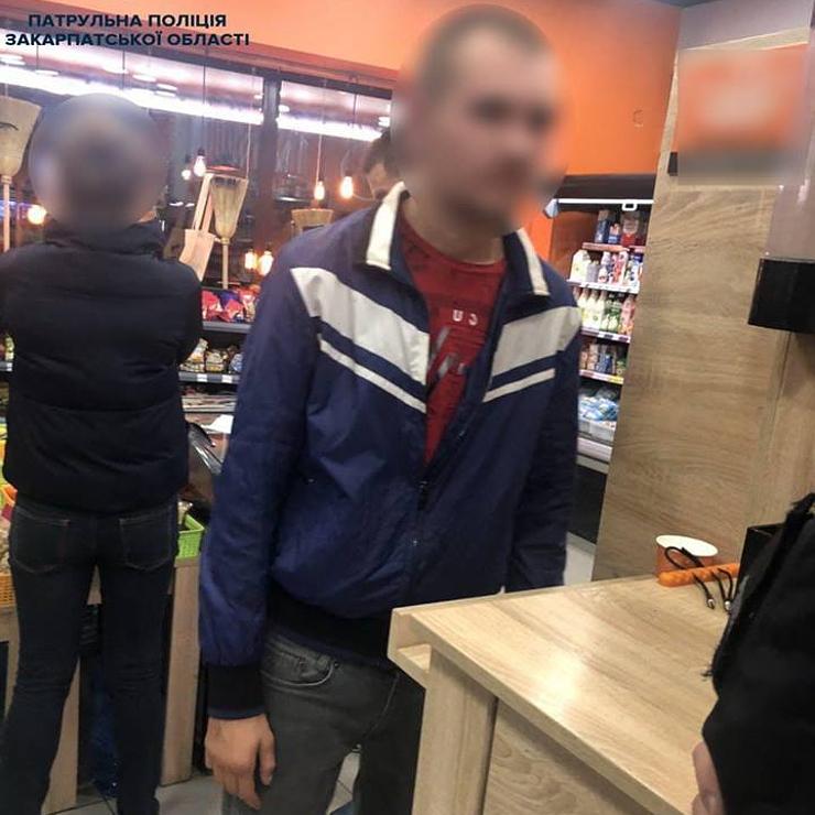 Сьогодні, близько 5-ї години, по вулиці Мукачівській сталося пограбування магазину. Злодій забрав пляшку горілки, воду й сигарети. 