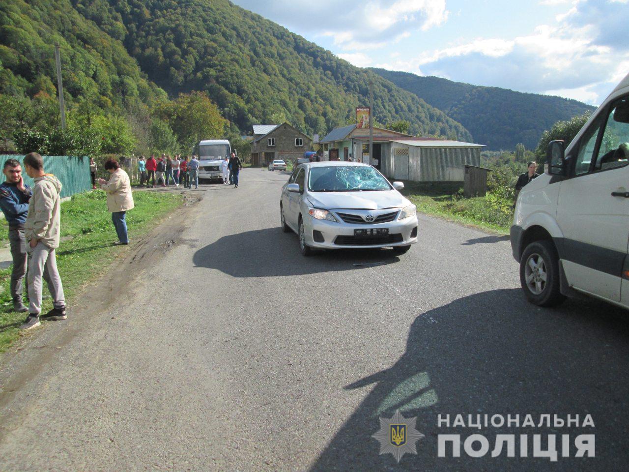 Вчора,  4 жовтня, на лінію «102» надійшло повідомлення про дорожню  автопригоду з потерпілими  у с.Нижній Бистрий Хустського району. 