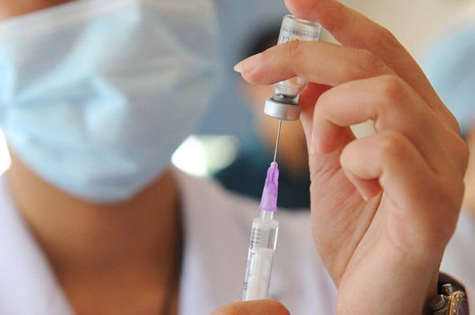 У зв’язку з небезпечністю хвороби та низьким рівнем охоплення щепленнями в Україні, МОЗ рекомендує вакцинацію для дітей і ревакцинацію для дорослих.