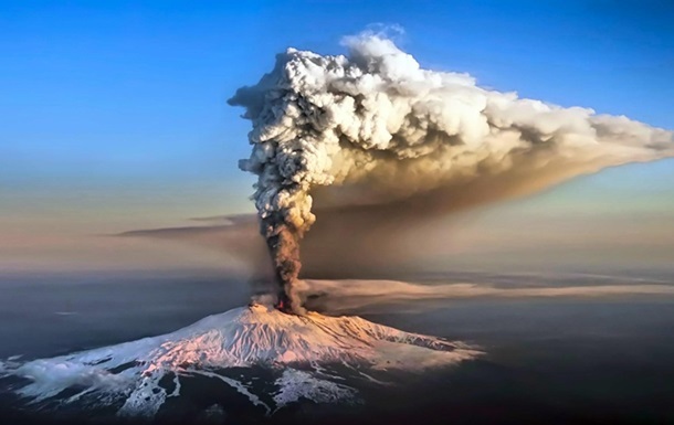 Висота вулкану Етна становить близько трьох тисяч метрів. Він розташований в густонаселеному районі. Викликане ним цунамі може привести до десятків тисяч жертв.
