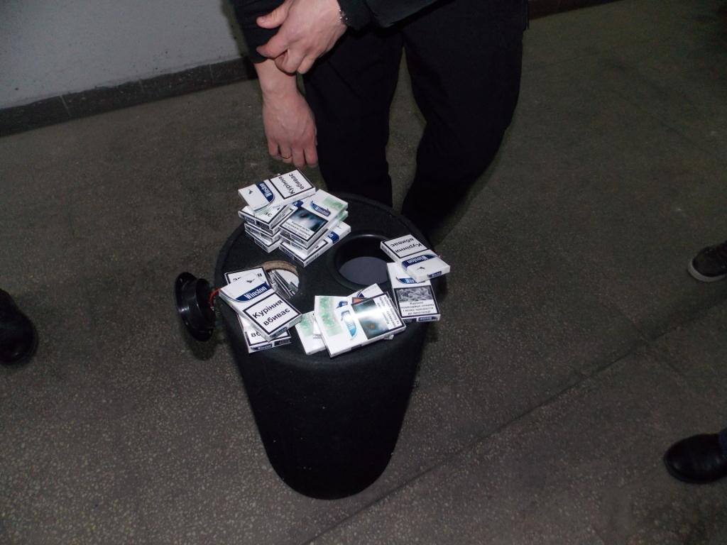 Сьогодні зранку прикордонники спільно з працівниками митниці на пункті пропуску «Тиса» виявили 595 пачок контрабандних цигарок. 