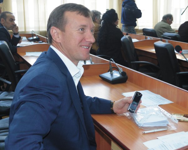 Питання про припинення повноважень Богдана Андріїва зняте з порядку денного чергової ХІV сесії Ужгородської міської ради VІІ скликання.

