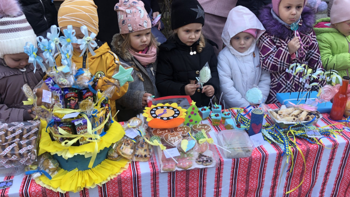 Благодійний ярмарок на підтримку ЗСУ провели в дитячому садочку в Ужгороді
