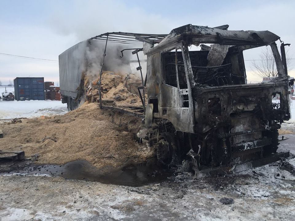 Як повідомив керівник Укртрансбезпеки у Закарпатті, за попередніми висновками пожежа трапилася через замикання електропроводки: