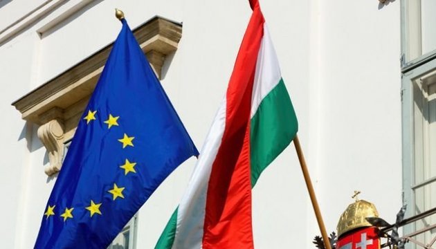 Угорщина домоглася, щоби в проект рішення саміту Східного партнерства було внесено норму про те, що країни-партнери не мають звужувати права національних меншин у сфері освіти.
