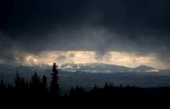 В найближчі 1-2 години та ввечері по Закарпатській області очікуються грози, подекуди зливові дощі.