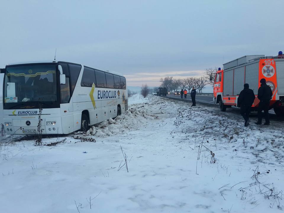 Сьогодні зранку, 10 лютого, на 715 км траси Київ-Чоп трапився інцидент за участі автобусу сполученням 