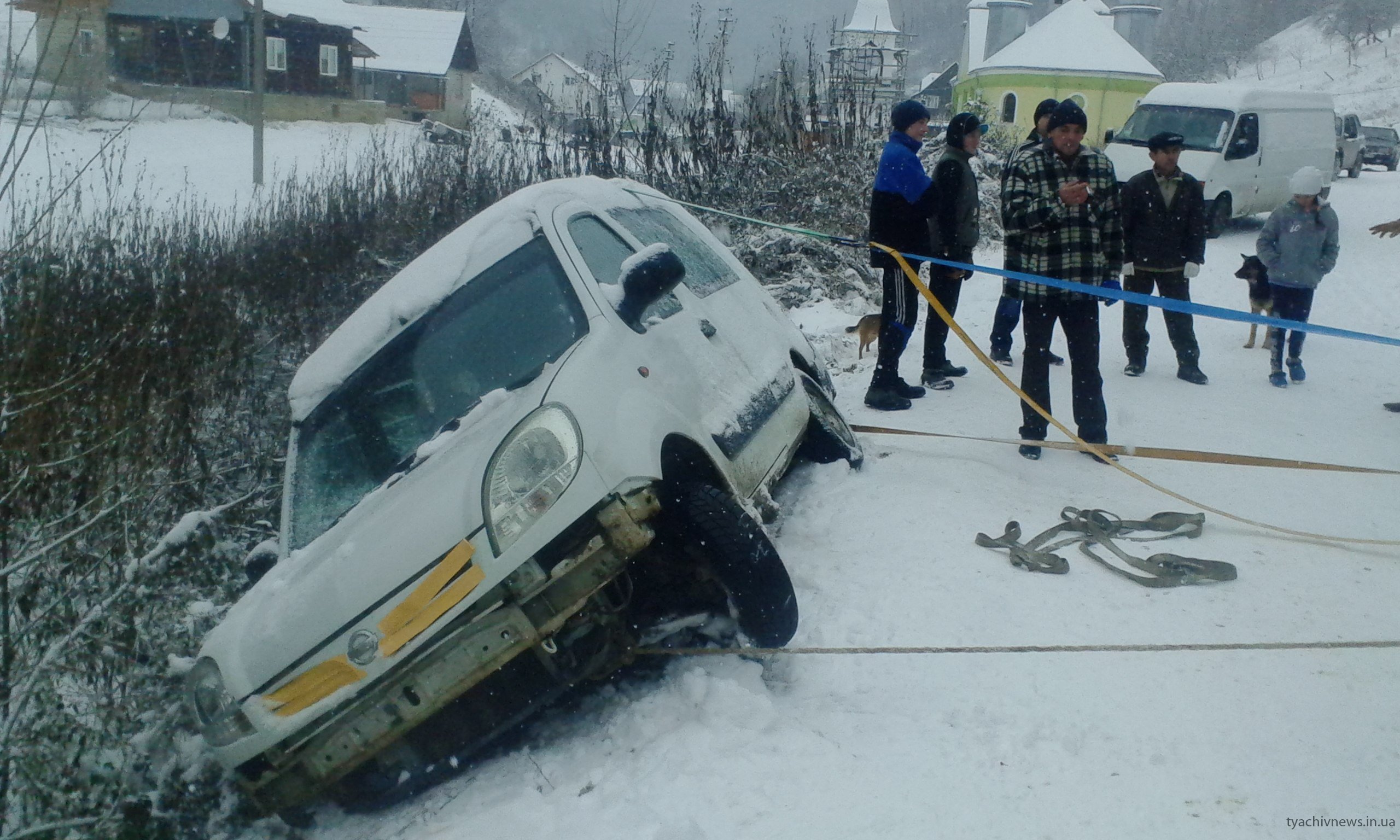 Сьогодні на Тячівщині автомобіль з 4-ма пасажирами знесло на узбіччя дороги.