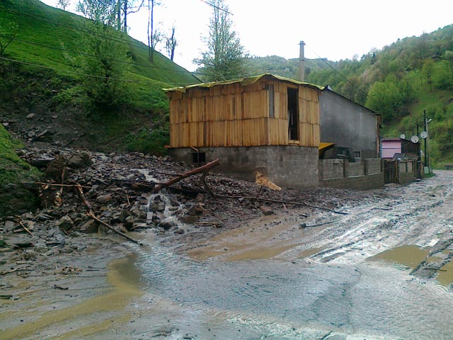 Наслідком сильних дощових злив став зсув селевого потоку на автошлях місцевого значення в селі Розтоки (урочище Меришор).