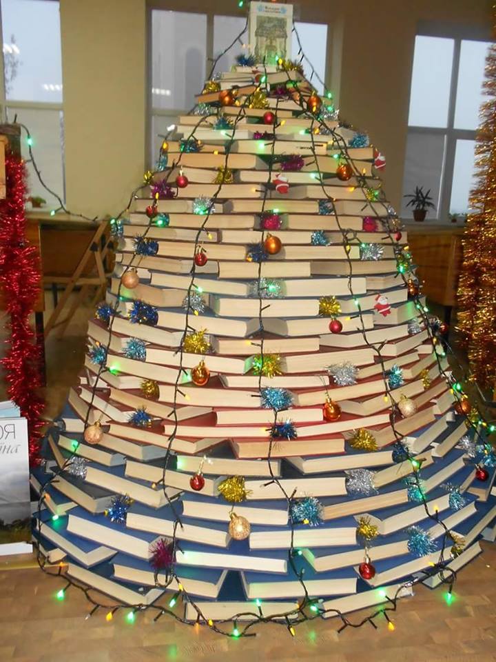 Закарпатцы сделали праздничные елки из книг и украсили их / ФОТО