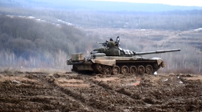 На единственном в Украине высокогорном полигоне на Закарпатье проходят военные учения украинских танкистов.