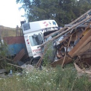 В Ужгороді вантажівка врізалася у прибудову