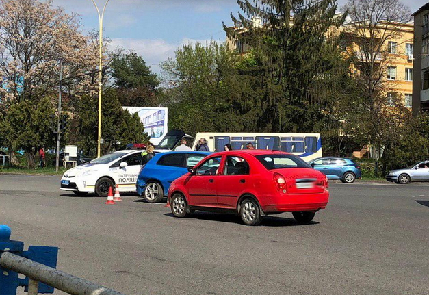 Сьогодні в Ужгороді близько 15 години на проспекті Свободи зіткнулись два автомобілі.