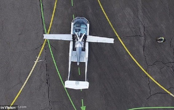 AirCar перетворюється на літальний апарат всього за 3 хвилини. Авто розвиває швидкість до 200 км на годину.
