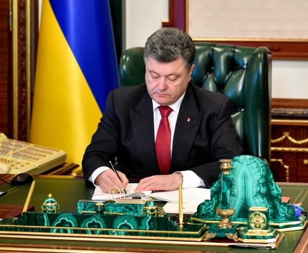 Президент України Петро Порошенко люстрував 30 голів райдержадміністрацій. Чиновники відсторонені від влади на 10 років