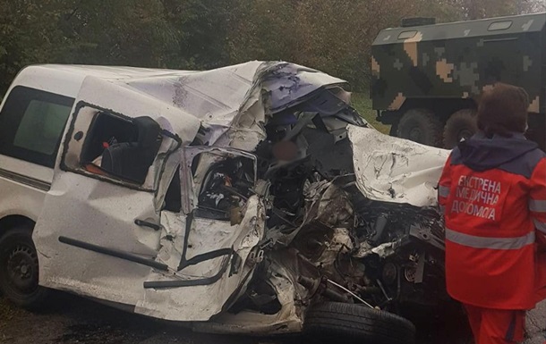 От столкновения передняя и боковая часть Volkswagen Caddy произвели «фурор». Водитель и пассажир погибли.