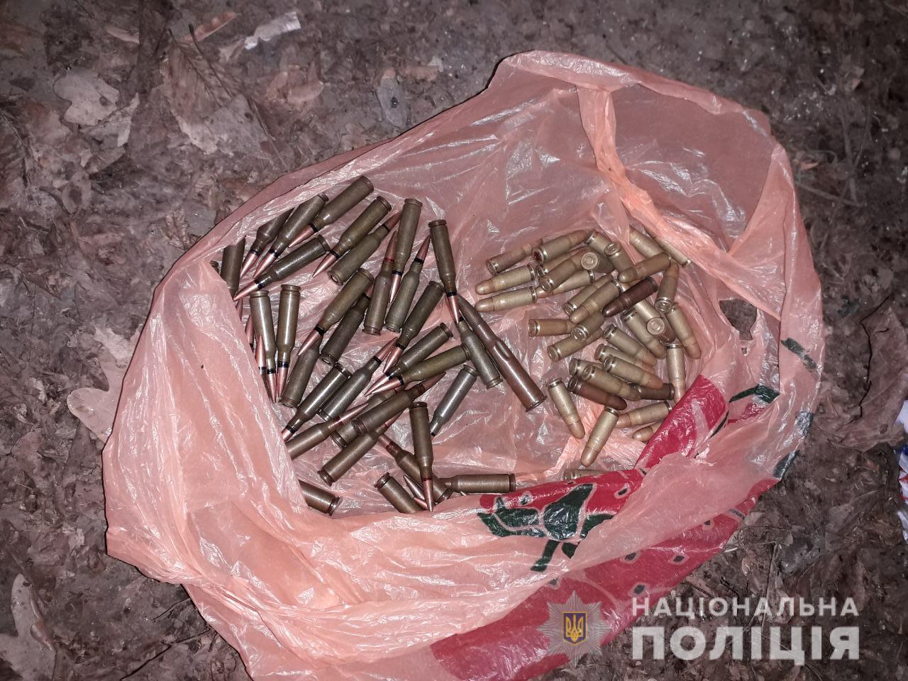 Працівники кримінальної поліції Ужгородського та Мукачівського відділів затримали двох чоловіків, які намагались реалізувати набої до автоматичної зброї.