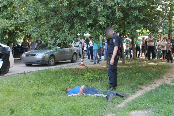Про инцидент с ранением милиционера во время выполнения служебного задания рассказали в ГУНП и Ужгородского отдела полиции.

