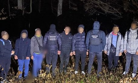 Сьогодні вночі прикордонники Чопського загону затримали поблизу Ужгорода семеро іноземців, що намагалися дістатися сусідньої Словаччини у протиправний спосіб.