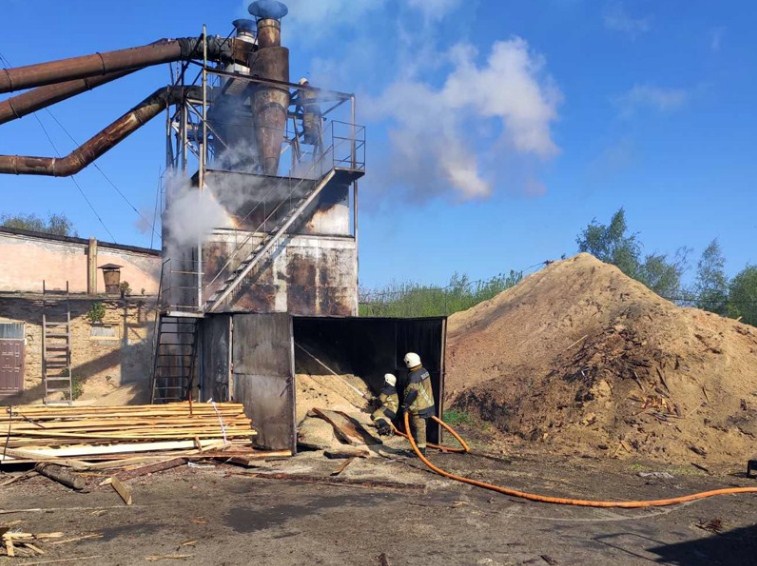 Почти три часа ужгородские спасатели ликвидировали возгорание опилок в вытяжном бункере на производственном предприятии.
