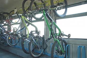 Днями в Івано-Франківській ОДА відбулася робоча нарада щодо можливості облаштування веловагонів у приміських поїздах.