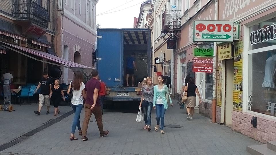 На пішохідній частині центру Ужгорода знову зафіксували вантажівки