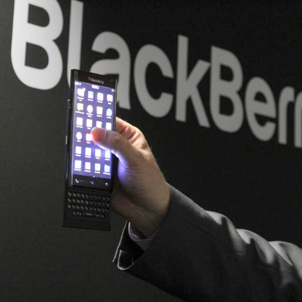 Компанія BlackBerry спільно із стільниковими операторами надає сервіс віртуальних SIM-карт, що дозволяє використовувати на одному стільниковому апараті до дев'яти номерів.
