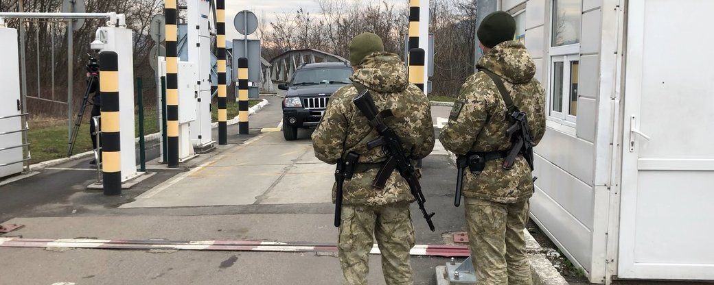 35 легкових авто та 10 пішоходів стояли в черзі на виїзд з України перед прикордонними КПП, які розташовані на Закарпатті, о 8-ій ранку 13 березня.