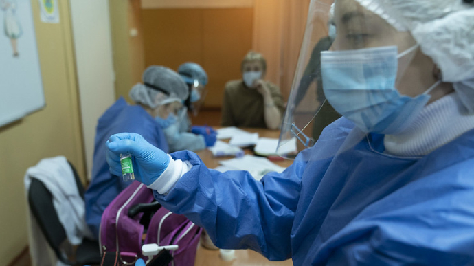 По данным Ужгородского городского совета, за последние 24 часа выявлено 53 новых случая заражения коронавирусом.