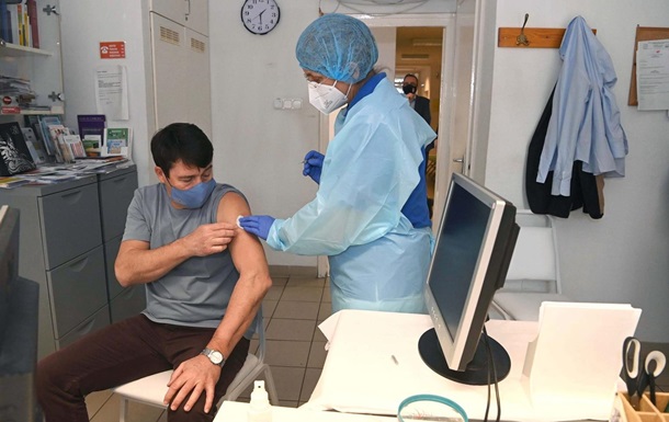 В соседней Венгрии более полумиллиона человек уже получили первую прививку.