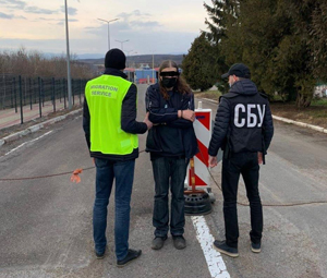 Закарпатские мигранты совместно с сотрудниками УБУ в регионе осуществили принудив высылку нелегального мигранта через пункт пропуска 