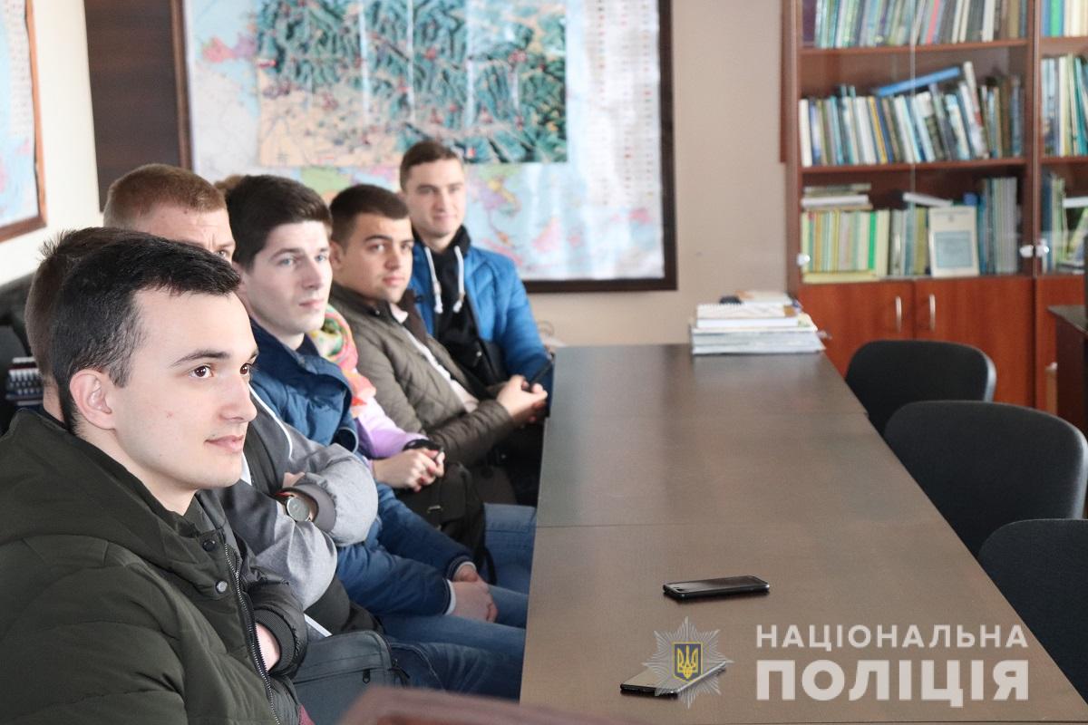 Працівники кадрового управління ГУНП в Закарпатській області зустрілися зі студентами-випускниками географічного факультету Ужгородського нацуніверситету та запросили молодь на роботу в поліцію.