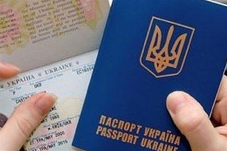 Польща почала видавати українцям дворічні візи 