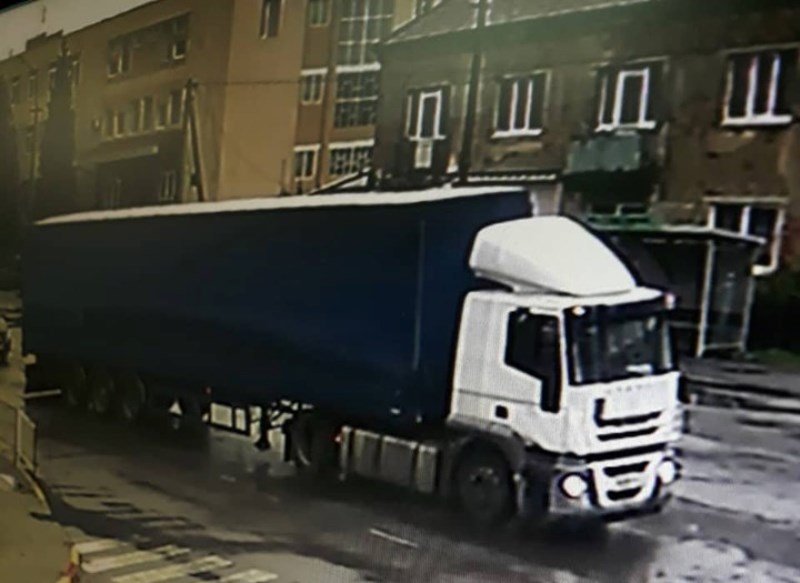 Працівники управління муніципальної інспекції Мукачева оперативно відреагували на факт пошкодження водієм вантажівки обмежувача на вулиці Томаша Масарика.