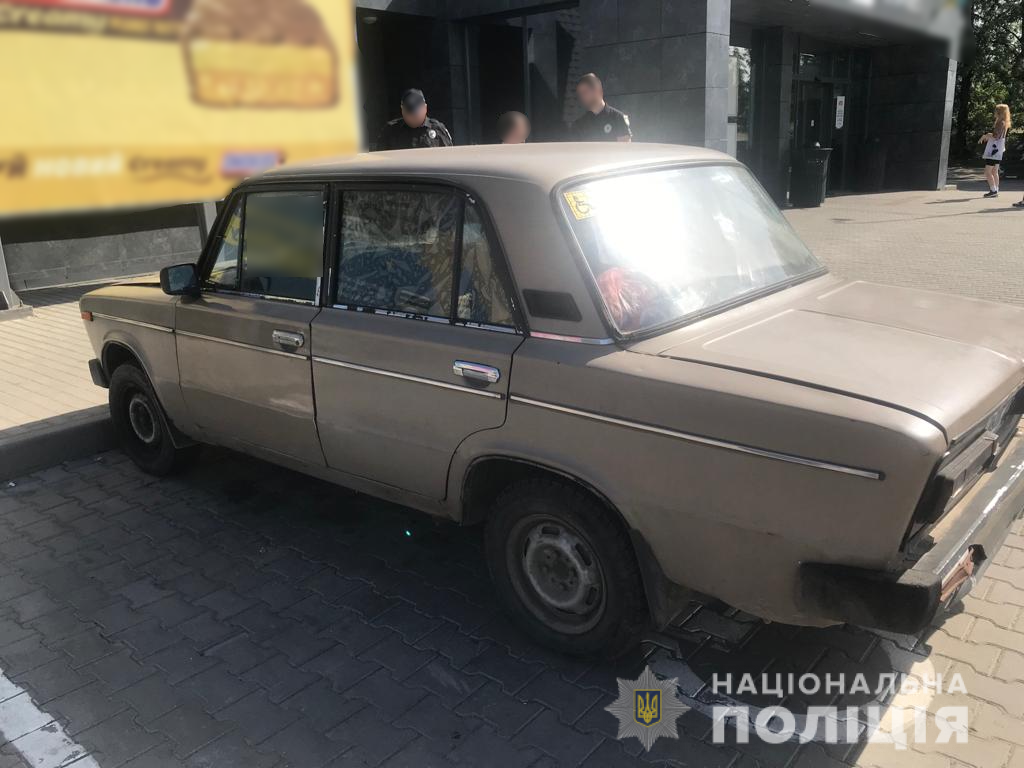 На лінію «102» надійшло повідомлення про крадіжку акумулятора з автомобіля, який був припаркований на вулиці Українській в Ужгороді.