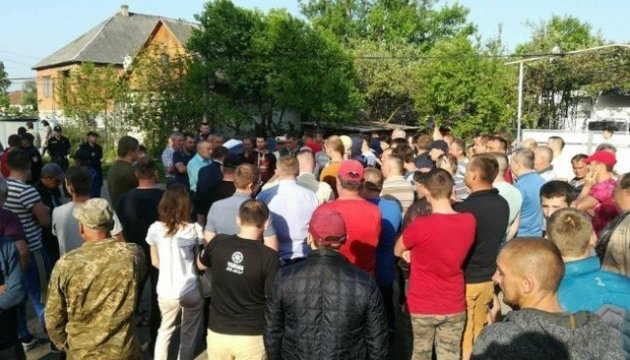 Ями дістали! На Іршавщині люди перекрили дорогу