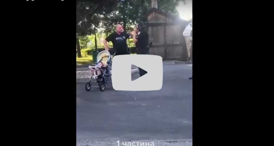Сьогодні, 3 липня, у мережі з'явилося відео, на якому поліцейські затримали та забрали до військкомату чоловіка, котрий гуляв по місту зі своєю дитиною.

