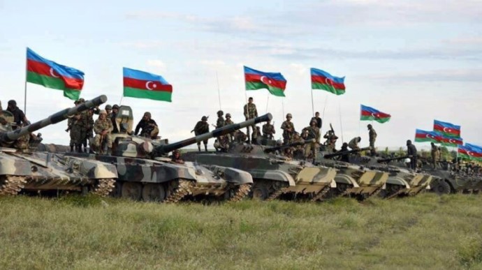 Президент Азербайджану Ільхам Алієв підписав указ про оголошення воєнного стану в країні з 28 вересня.