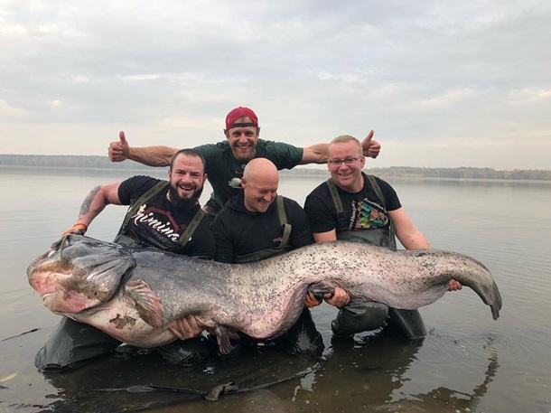 У Польщі рибалка зловив сома вагою понад 100 кілограмів (ФОТО)