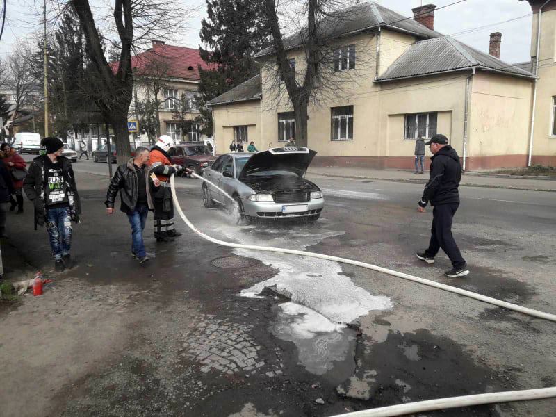 17 марта в 10:11 в оперативно-спасательной службы Закарпатья поступило сообщение о возгорании автомобиля. Происшествие случилось на улице Ужанской в Перечине.
